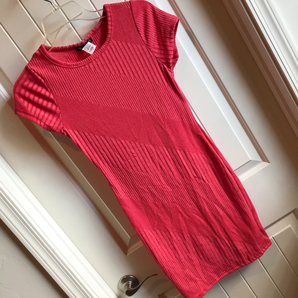 579 Form Fitting Pink Summer Dress Small